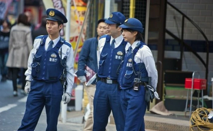 Bạn nghĩ tuần mới của mình tồi tệ? Một anh cảnh sát Nhật vừa đánh rơi súng trong khi làm nhiệm vụ