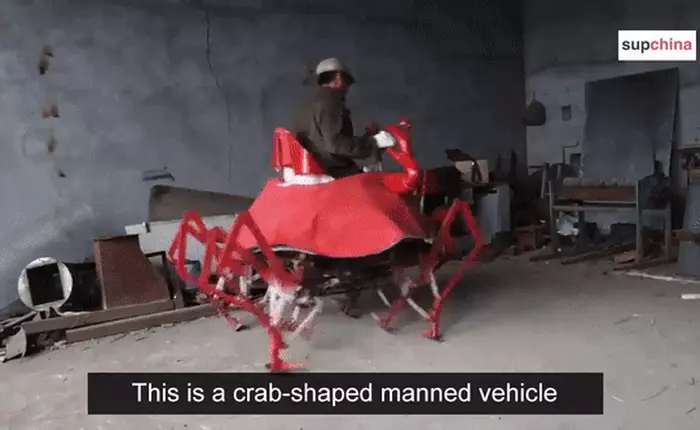 Bác nông dân Trung Quốc vừa chế ra xe hình con cua, biết bò tới bò lui nhưng hơi xóc
