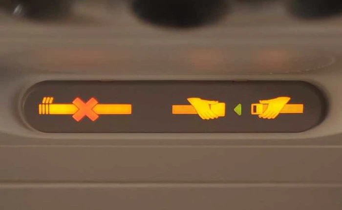 Tại sao khi đi máy bay, đai an toàn lại đeo ở đùi chứ không phải ở vai như khi đi ô tô?