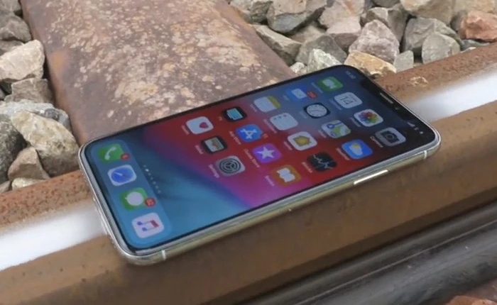 Thử cho tàu hỏa cán qua iPhone XS: Thân xác chia lìa và đi tong 1000 USD