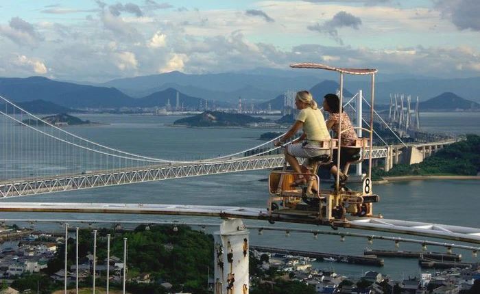 Phải là người bạo gan lắm mới dám đạp xe trên đường ray cao tới hàng chục mét này tại Nhật Bản