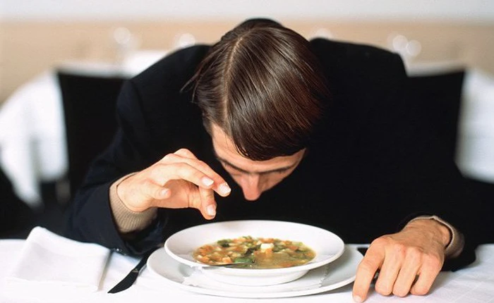 Bạn nên làm gì khi tìm thấy một sợi tóc trong đồ ăn của mình?