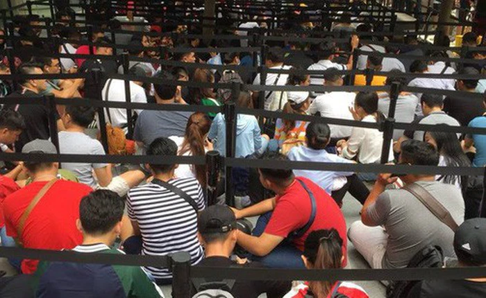 Singapore: Thanh niên lũ lượt "camp" iPhone XS trước 20 tiếng, một mét vuông bốn chú ngồi chung
