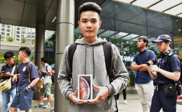 Fanboy Apple từ Việt Nam xếp hàng 24 tiếng để mua iPhone XS lên báo nước ngoài: "Mình không thấy mệt tí gì cả!"