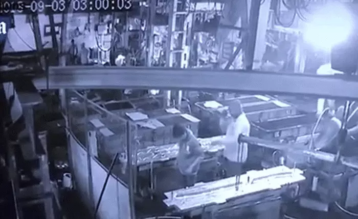 Một công nhân Ấn Độ tử vong vì bị sếp dí máy nén khí vào mông, nhiều trường hợp tương tự từng xảy ra ở Nhật Bản