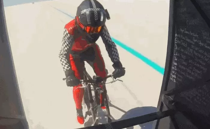 Xem kỷ lục chiếc xe đạp chạy nhanh nhất hành tinh với tốc độ lên tới 295km/h, ngang ngửa với xe hơi