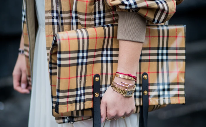 Không còn bị đốt bỏ, hàng tồn của Burberry được tái chế thành sản phẩm thời trang vì môi trường theo cách rất đặc biệt