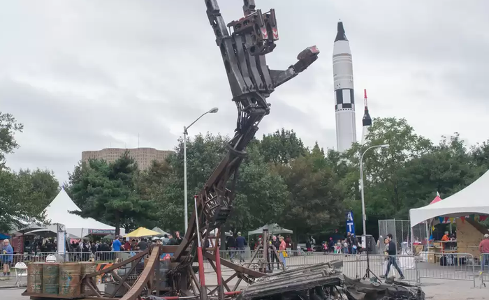 Những thứ đồ hay ho nhất hội chợ đồ tự chế DIY: từ cánh tay robot khổng lồ nghiền nát ô tô, tới thiết bị sạc pin bằng cách đi bộ