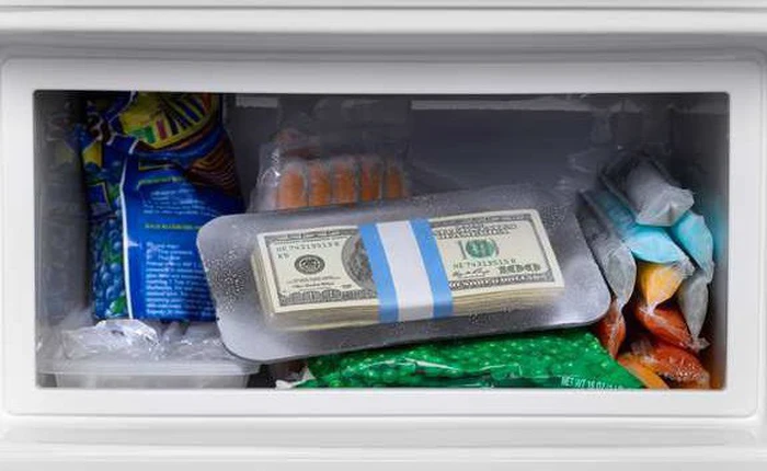 Quên mất mình giấu 800 triệu trong tủ lạnh, bà cô mất trắng khoản tiết kiệm cả đời vì "vô tư" đem đi đổi cái mới