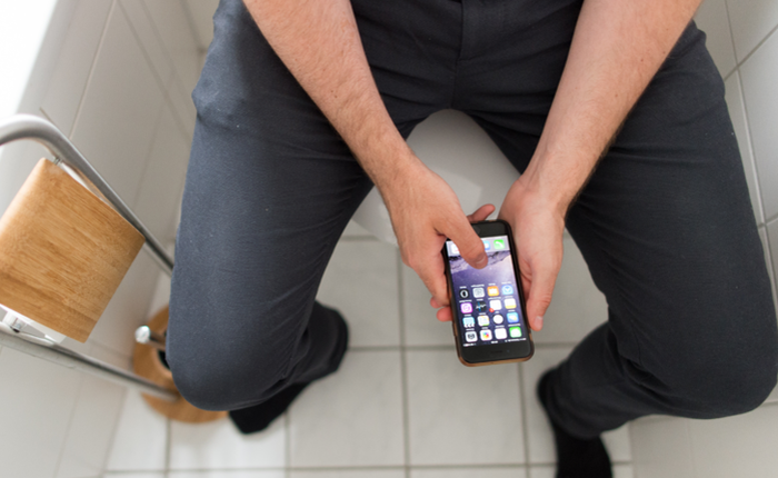 Đàn ông Anh phải trốn vào WC chơi smartphone khoảng 7 giờ/năm vì stress quá