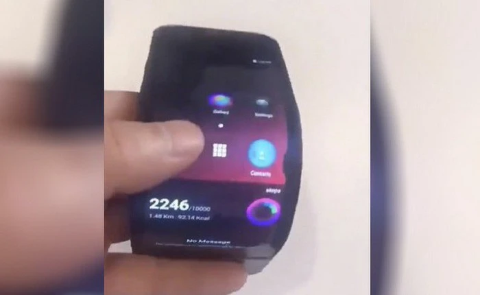 Ngắm nguyên mẫu thiết kế điện thoại màn hình gập được của Lenovo, vẫn còn khá cứng và thô