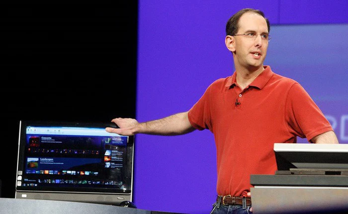 Vì sao vị giám đốc này của Microsoft chỉ toàn mặc áo đỏ suốt thập kỷ qua?