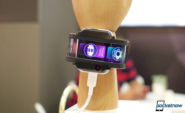 [IFA 2018] Hãy chiêm ngưỡng smartphone đeo tay cực kỳ độc đáo của Nubia