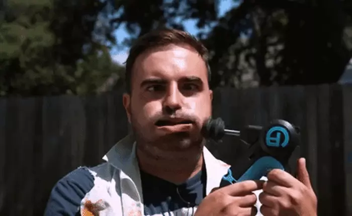 Cười không nhặt được mồm với video siêu chậm hai anh chàng dùng máy mát xa dí vào mặt