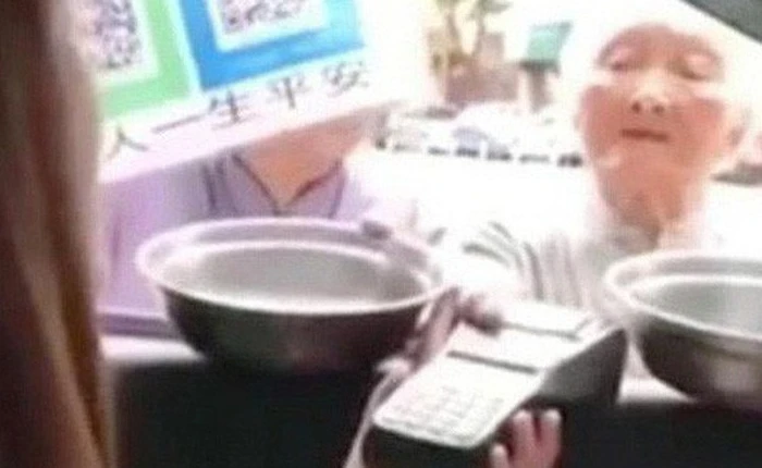 Ăn mày Trung Quốc chê tiền mặt, đòi khách qua đường quét mã QR và ví điện tử