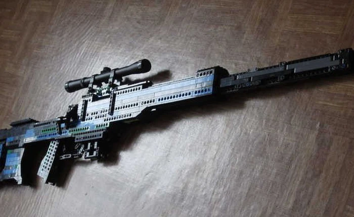 Thanh niên nghịch dại: giơ súng trường lắp bằng Lego ra cửa sổ dọa người, lập tức bị đặc nhiệm Đức phá cửa xông vào bắt