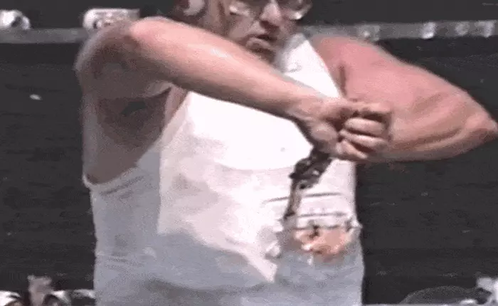 Người phát minh ra áo vest chống đạn từng thử bắn vào bụng để chứng minh cho tất cả mọi người