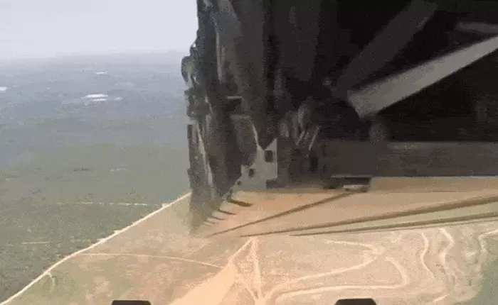 Xem cảnh không quân Mỹ thả tự do 8 chiếc xe bọc thép Humvees từ độ cao 1,5km đầy ấn tượng