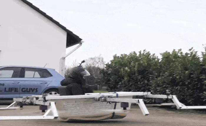 2 anh chàng người Đức chế chiếc tàu bay “sang chảnh” bằng bồn tắm... để đi chợ