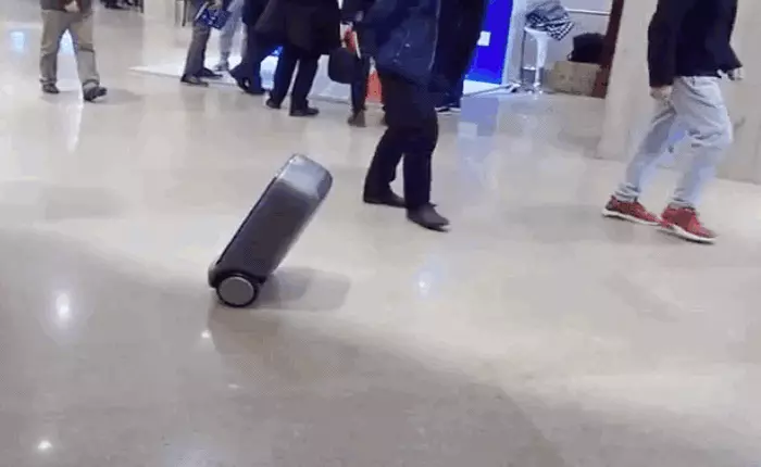 [CES 2018] Vali thông minh có thể tự động đi theo người dùng như chó bám chủ