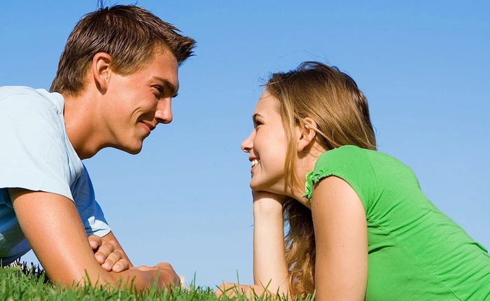 Không phải xấu hổ, chính bộ não đã ngăn chúng ta nhìn nhau khi nói chuyện