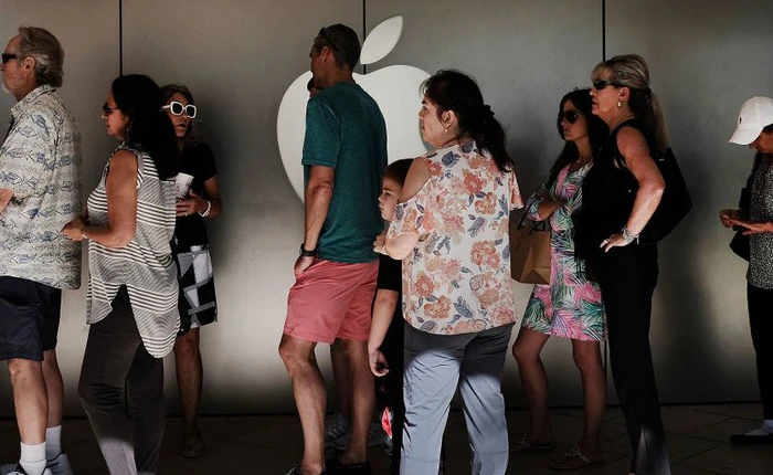 Apple Store quá tải vì chính sách thay pin mới giá 29 USD, nhiều người không cần cũng đến thay pin để an tâm