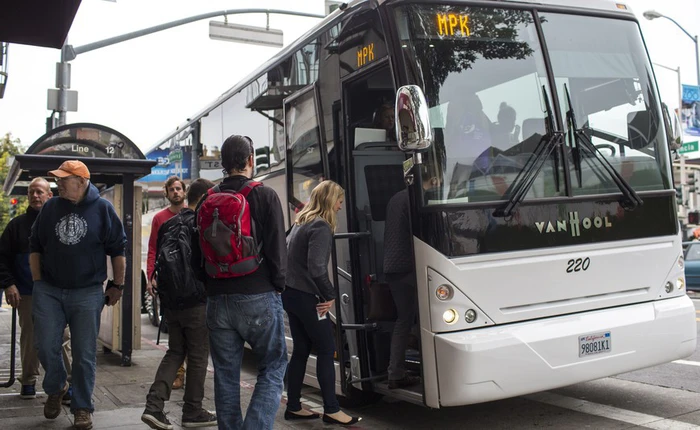 Xe chở nhân viên Apple và Google bị tấn công bằng gạch đá trên đường cao tốc