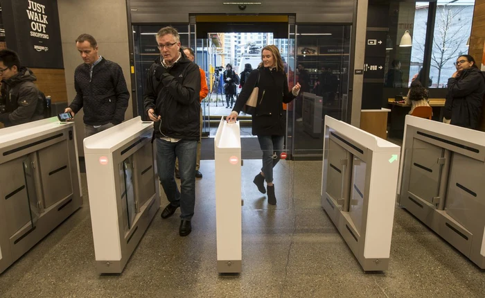 Chuyện gì sẽ xảy ra khi bạn bước vào cửa hàng Amazon Go, lấy một món đồ và đi ra mà không trả tiền?