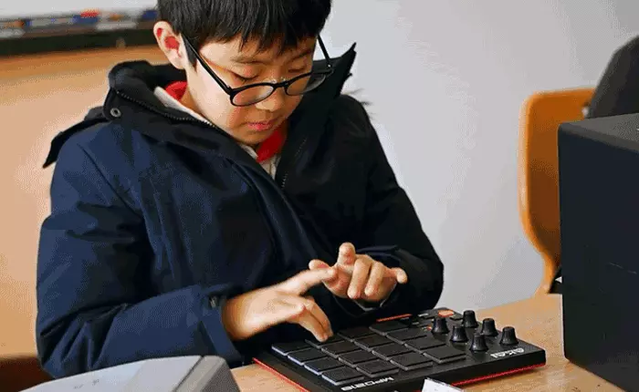 Học sinh Hàn sử dụng thành thạo đồ nghề DJ từ năm lớp 4