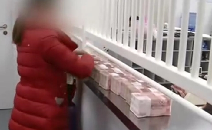 Trung Quốc: Xách 27 tỷ đồng tiền mặt đi mua sắm Tết, nhân viên bán hàng đếm tiền đến 2h sáng mới xong