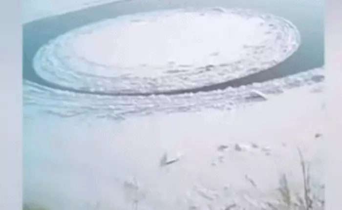 Hiện tượng đĩa băng tự xoay tròn một cách bí ẩn xuất hiện ở Trung Quốc