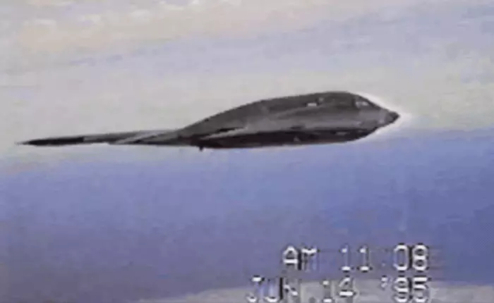 Chiếc máy bay ném bom tàng hình B-2 này bay mà đập cánh như chim, tại sao lại thế?