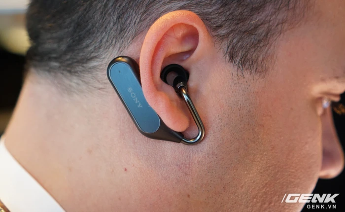 [CES 2018] Trên tay Sony Xperia Ear: vừa nghe nhạc, vừa nghe âm thanh xung quanh, tăng giảm volume bằng vuốt tai