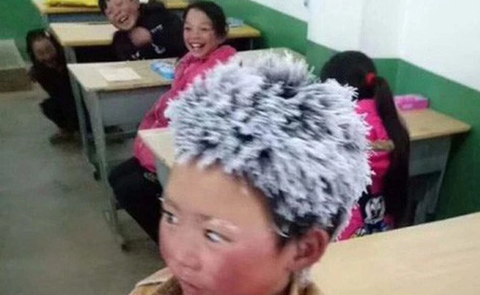 Trung Quốc: Lạnh đến mức tóc đóng băng ngoài trời