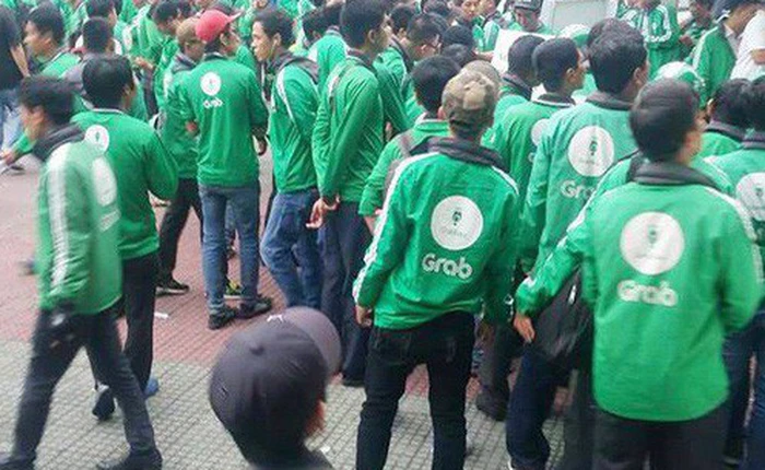 Hàng trăm tài xế GrabBike ở Sài Gòn tắt ứng dụng, kéo đến trụ sở công ty để phản đối việc tăng chiết khấu