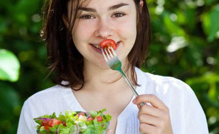 Thanh niên Việt ăn ít tinh bột, nhiều đạm, rau xanh giữ dáng coi chừng ảnh hưởng tới chức năng làm bố mẹ sau này