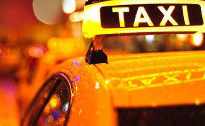 Bắt taxi về nhà sau giờ tăng ca muộn, chàng trai bất ngờ nhận được 1 thứ quý giá từ tài xế