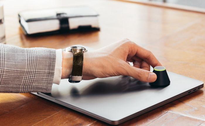 Dụng cụ thông minh bé như viên sỏi này sẽ "hét toáng" lên khi ai đó định trộm đồ của bạn