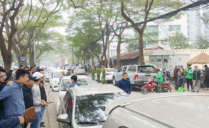 Hàng trăm xe ô tô tuần hành trên đường phố Hà Nội đòi Grab giảm tỷ lệ ăn chia