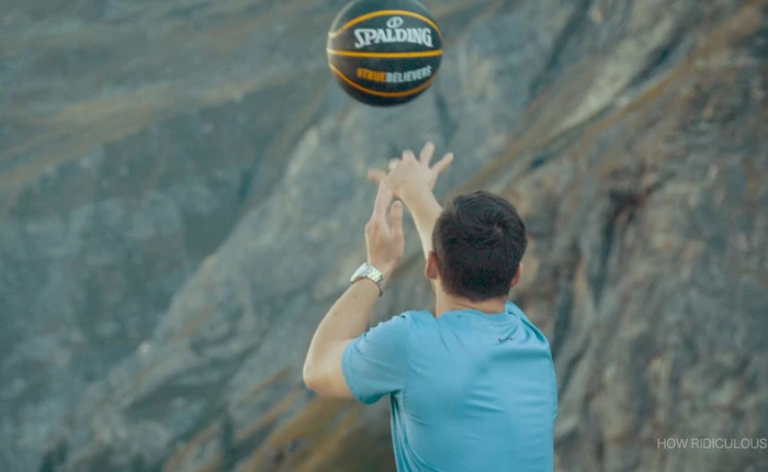 Lập kỷ lục thế giới với pha ném bóng trúng rổ từ độ cao 200 mét