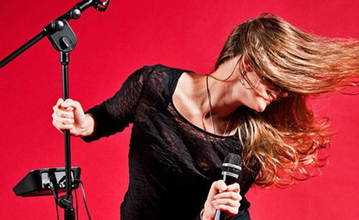 Dù có hát dở như "bò rống" thì chỉ cần hát qua cỗ máy karaoke này, giọng bạn sẽ hay y như diva vậy