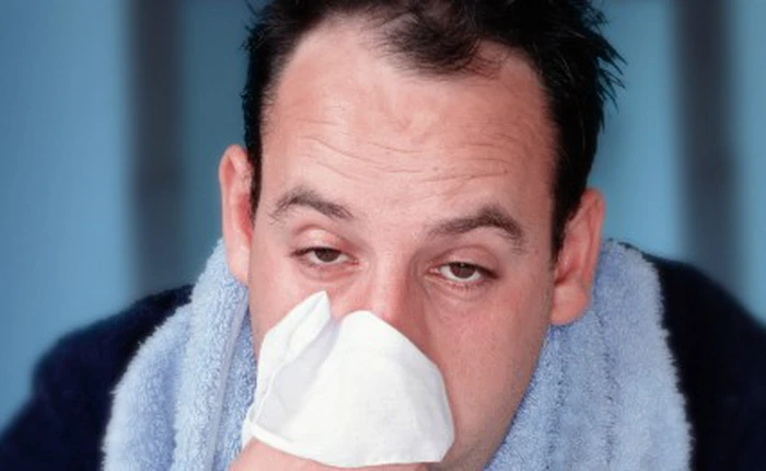 Anh chàng cố kìm cơn hắt xì hơi, nhận lại hậu quả vô cùng tai hại