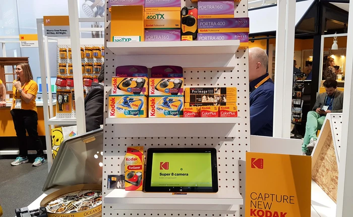 Ngỡ ngàng trước gian hàng "thập cẩm" của hãng công nghệ Kodak tại CES 2018