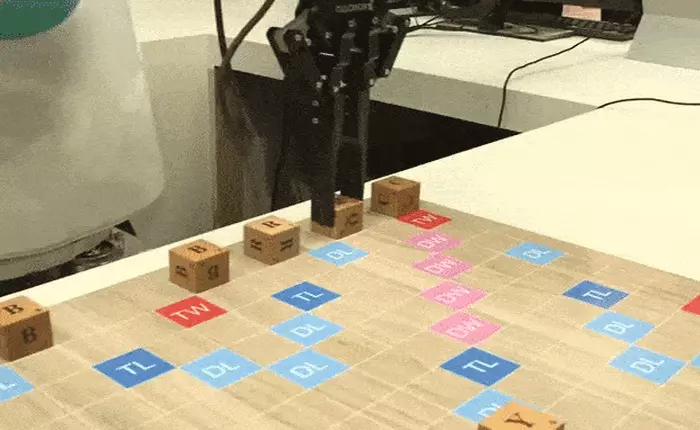 [CES 2018] Robot này có khả năng chơi xếp chữ cực giỏi, chiến  thắng cả con người