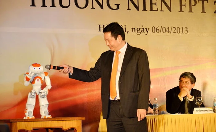 CEO FPT "trên tay" robot Smartosin