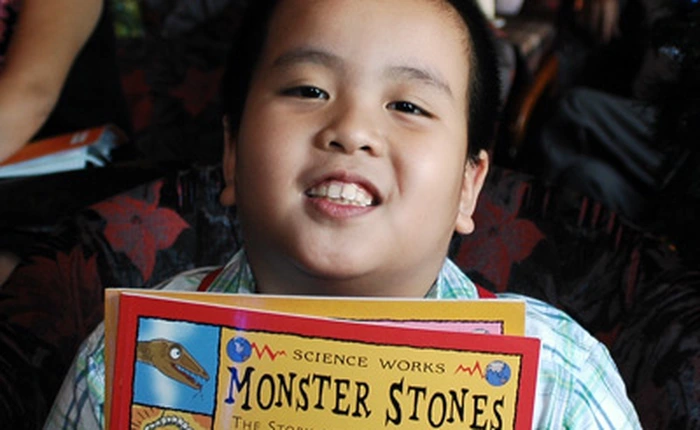 Cộng đồng mạng nhẫn tâm ném đá một đứa trẻ