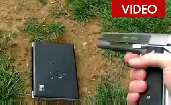 Cha dùng súng bắn nát laptop của con vì "kêu ca" trên Facebook