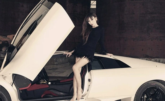 Tiên cá Lưu Thi Hàm bên “bò rừng” Lamborghini