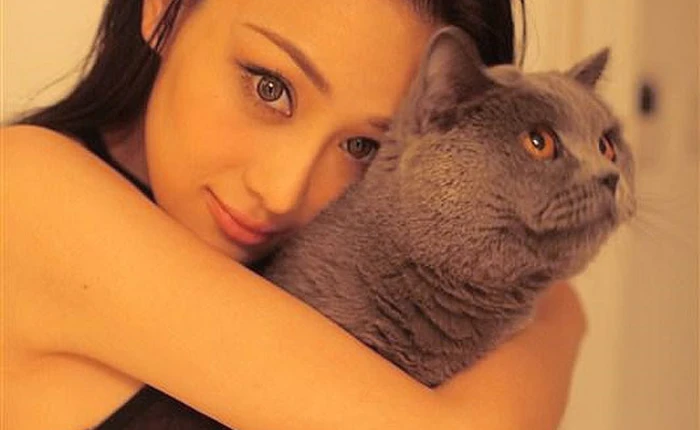 Trương Hinh Dư khoe mèo cưng