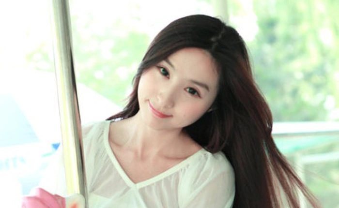 Lâm Kha Đồng rạng ngời trên phố hè